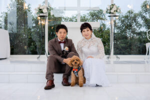富山県射水市にあるシャトンのスタジオでチャペルで撮影した愛犬との洋装ロケーションフォトウェディングを行なった新郎新婦