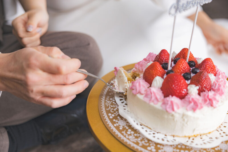 クリスマスケーキとクリスマスツリーの飾りがあルフォトスタジオ