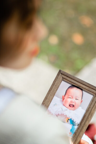 子どもの頃の写真と一緒に撮影するフォトウェディング