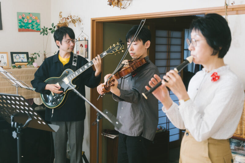 富山県射水市のウエディングフォトスタジオシャトンで撮影中にご家族からの演奏のサプライズがあった瞬間の写真。
