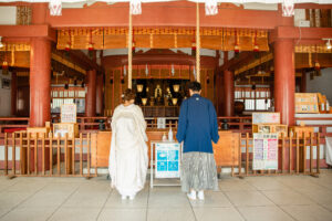 富山県射水市にあるウエディングフォトスタジオシャトンで撮影した、神社での前撮り写真