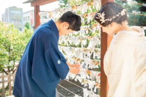 富山県射水市にあるウエディングフォトスタジオシャトンで撮影した、神社での前撮り写真