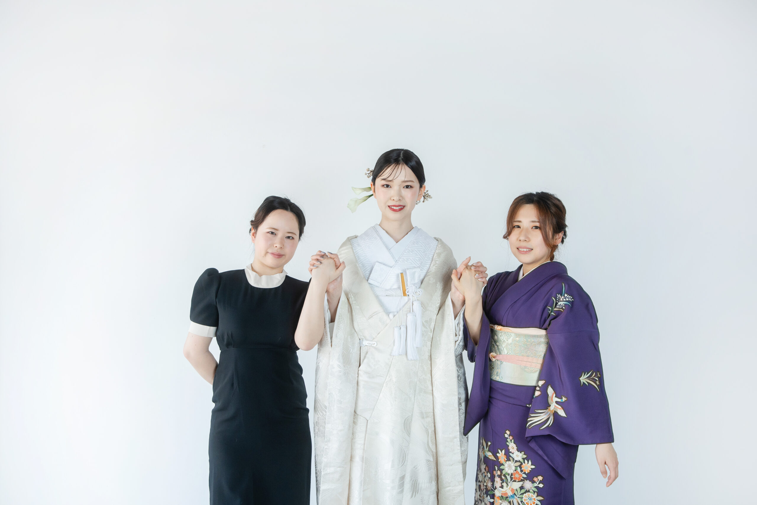 富山県射水市にあるウエディングフォトスタジオシャトンで行った、新婦と姉妹との3人ショットのフォトウェディング