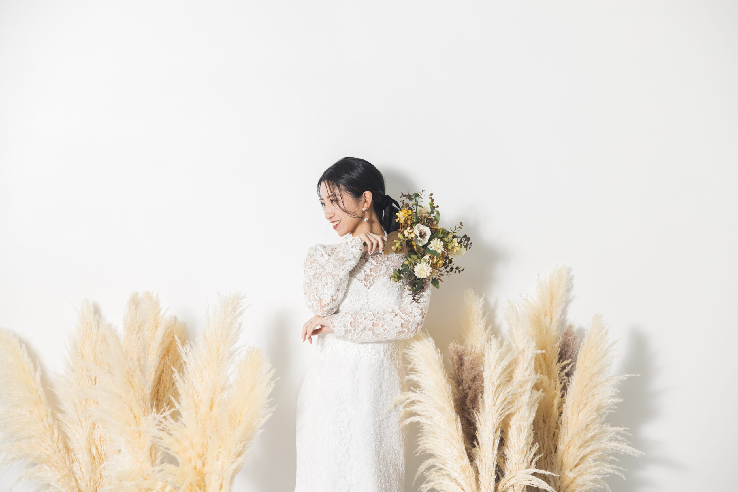 富山県射水市にあるウエディングフォトスタジオシャトンで行った、花嫁が横を向いてブーケを持っているフォトウェディング