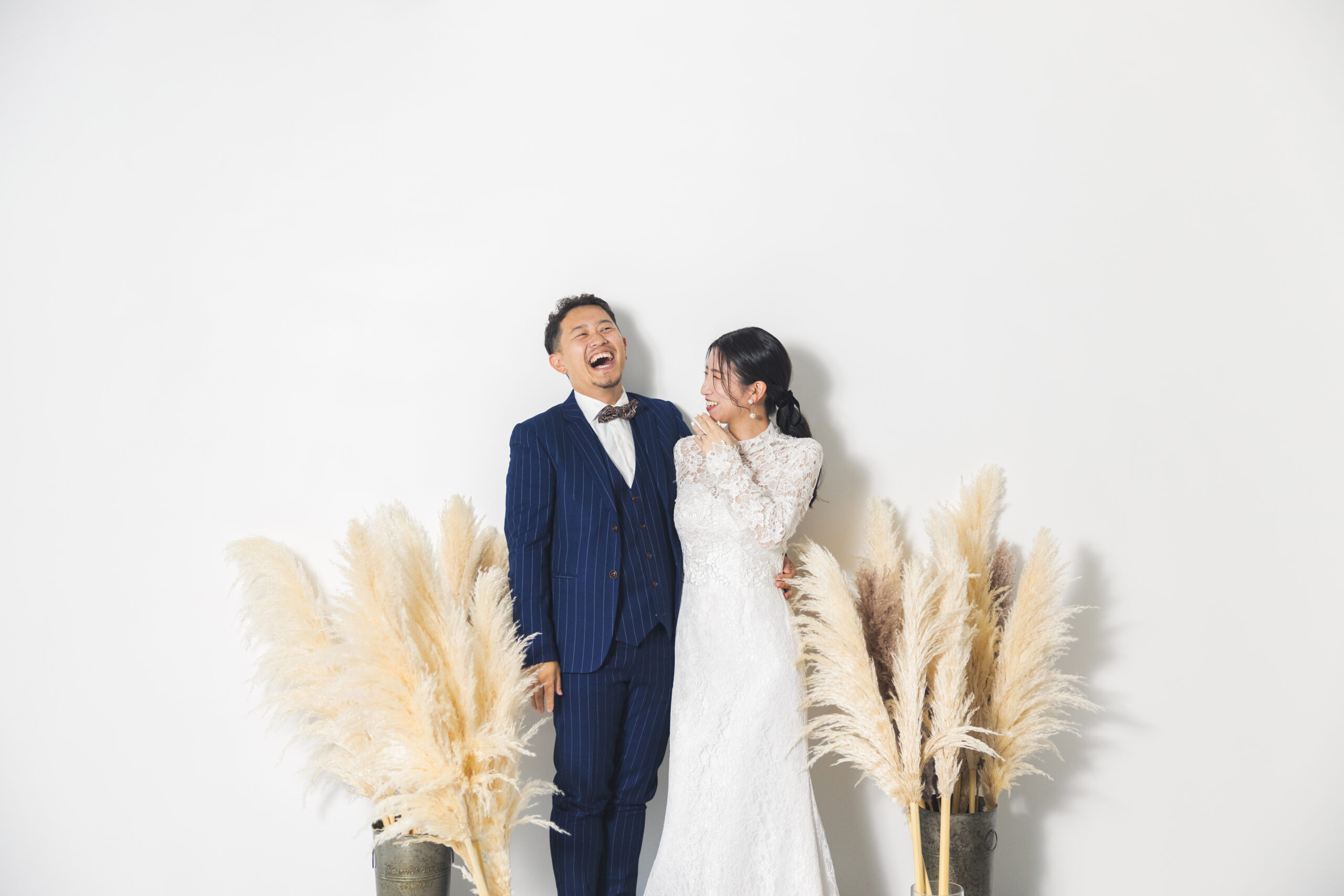 富山県射水市にあるウエディングフォトスタジオシャトンで行った、新郎新婦が見つめあい笑い合っているフォトウェディング