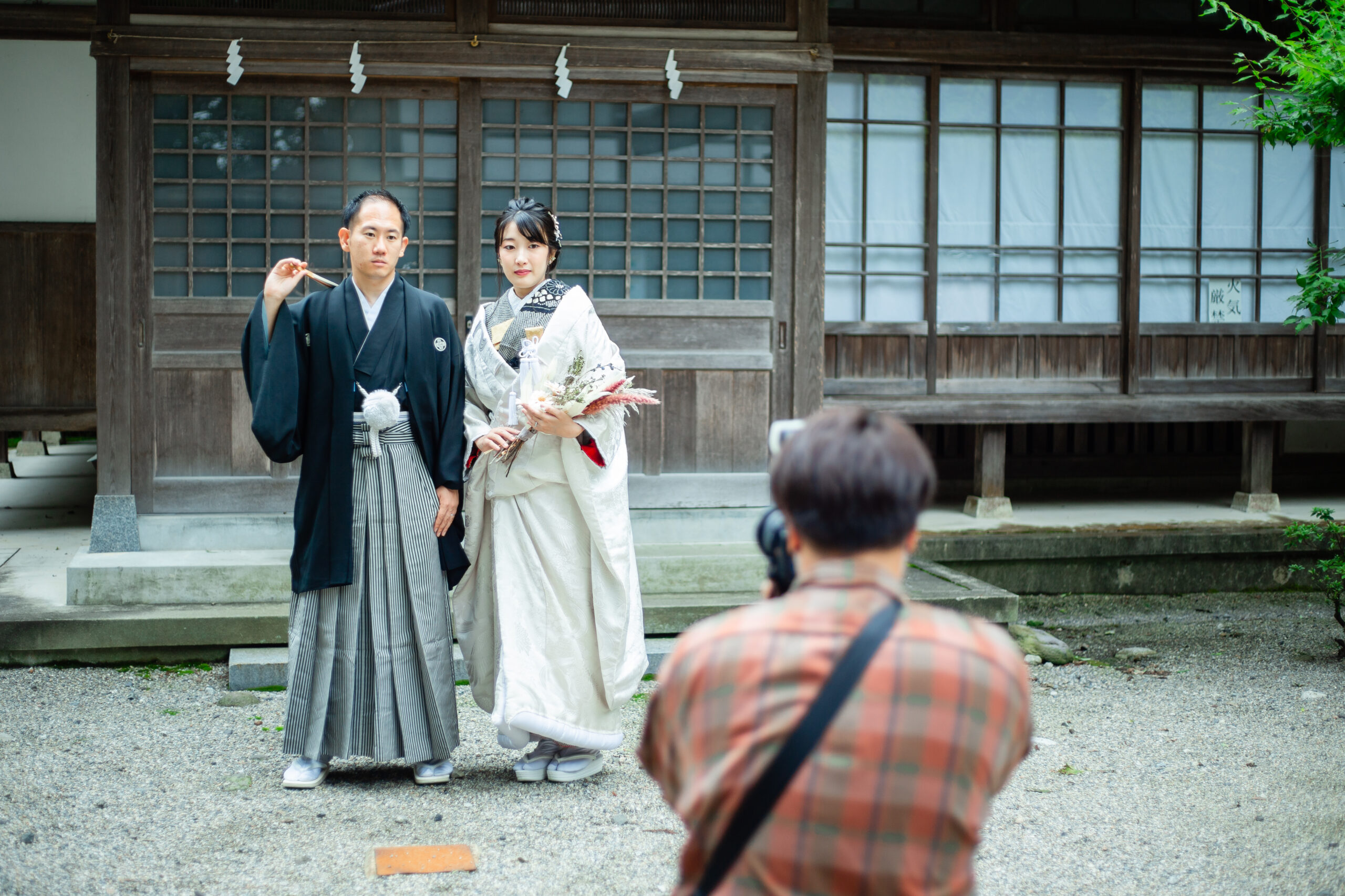 富山県射水市にあるウエディングフォトスタジオシャトンで行った、新郎新婦のお父さんが写真を撮っているファミリーフォトウェディング