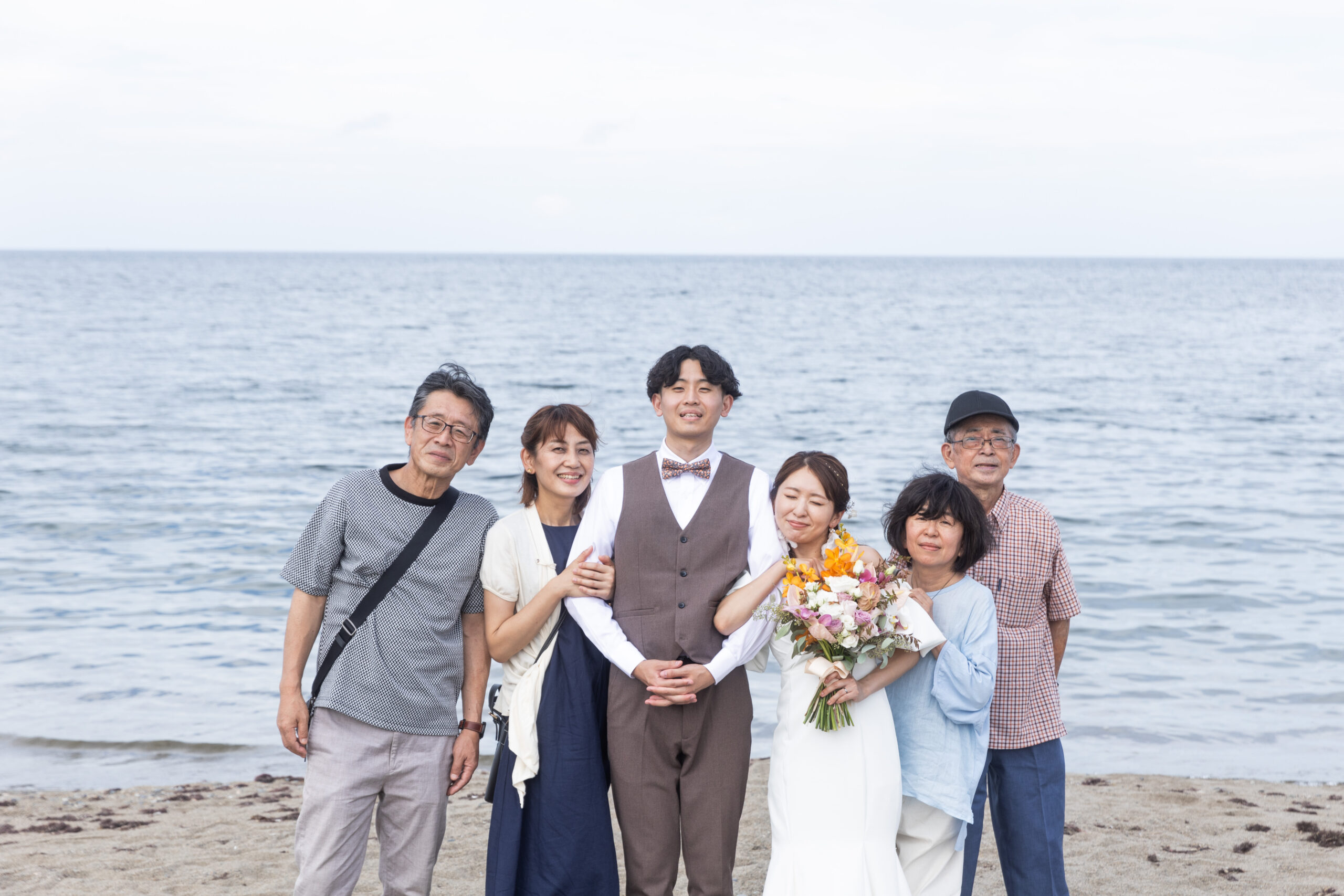 富山県射水市にあるウエディングフォトスタジオシャトンで海で行った親子で撮影するファミリーフォトウェディング
