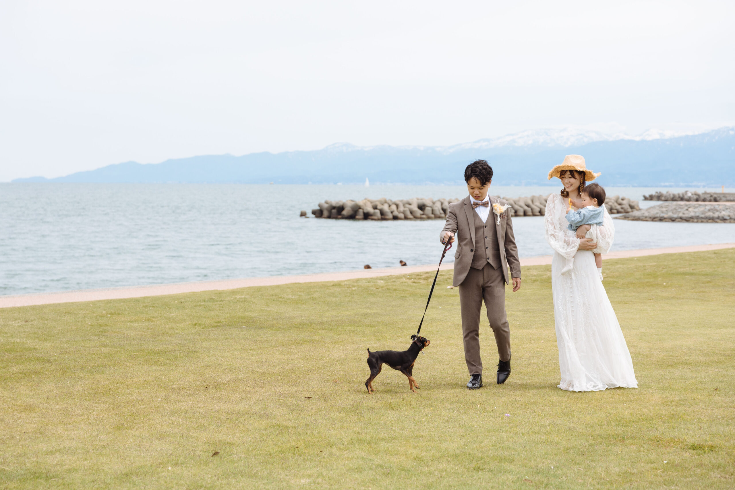 富山県射水市にあるウエディングフォトスタジオシャトンで行った親子で愛犬と撮影するファミリーフォトウェディング