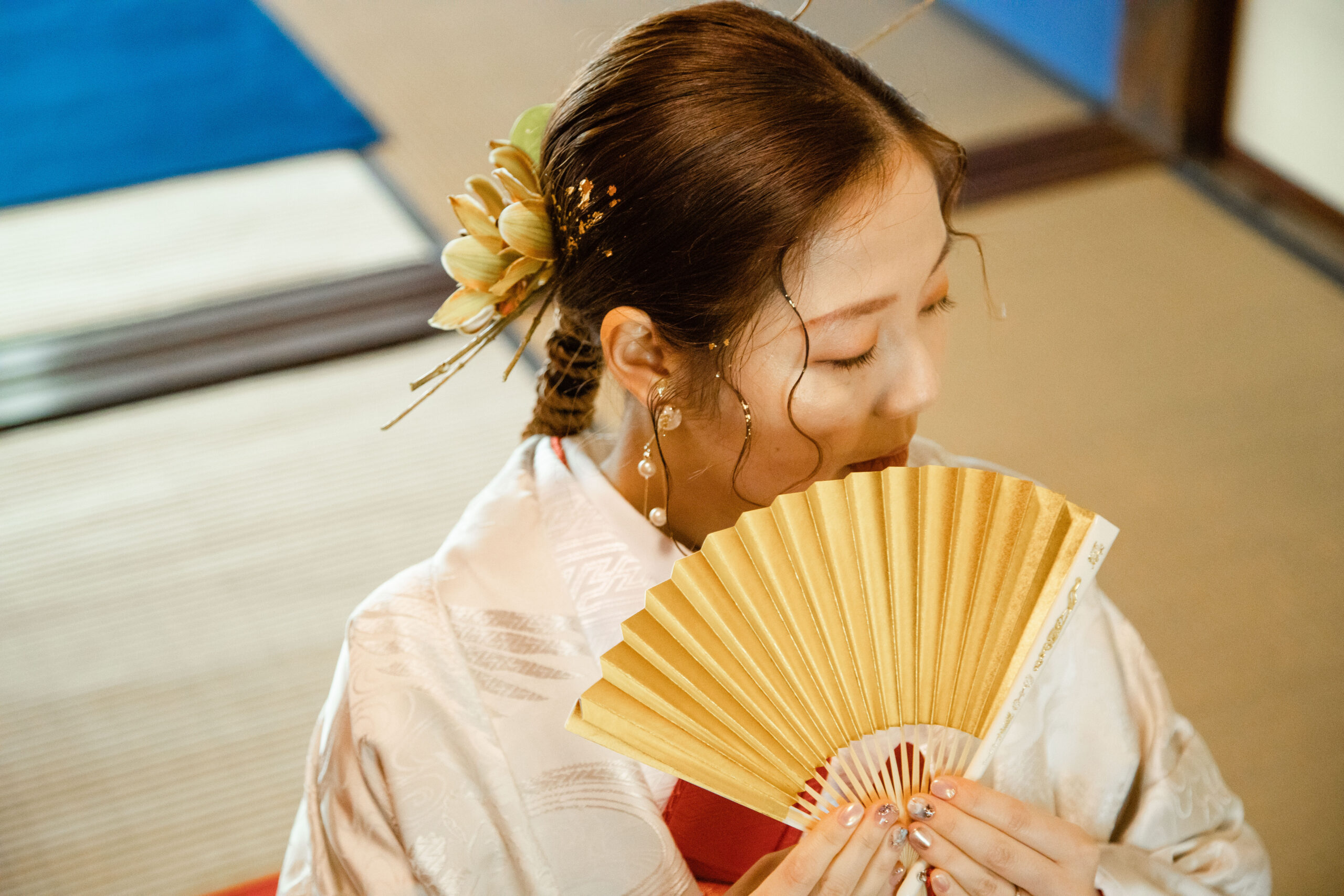 富山県射水市にあるウエディングフォトスタジオシャトンで行った、花嫁が扇子を持って撮影しているフォトウェディング