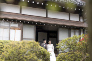 富山県射水市にあるウエディングフォトスタジオシャトンで行った縁側で撮影する新郎新婦のフォトウェディング