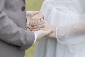 富山県射水市にあるウエディングフォトスタジオシャトンで行った新郎新婦の手元を撮影するフォトウェディング