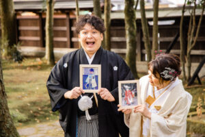 富山県射水市にあるウエディングフォトスタジオシャトンで行った幼少期の写真を持ったフォトウェディング