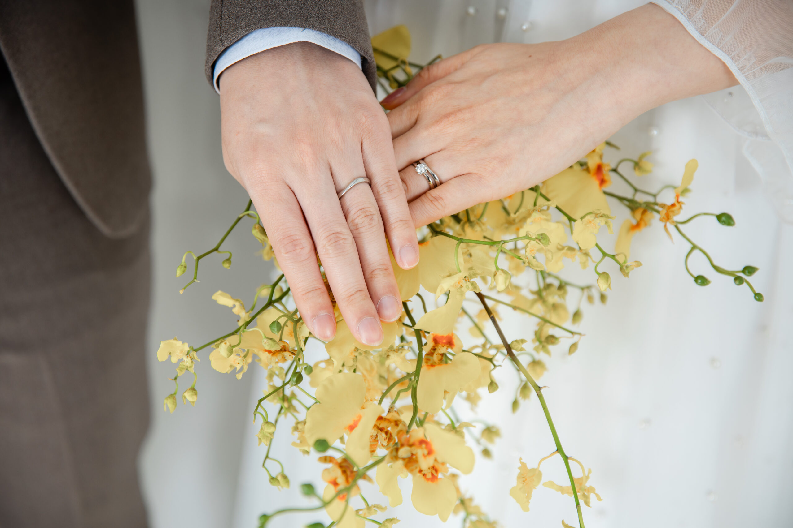 富山県射水市にあるウエディングフォトスタジオシャトンで行った新郎新婦のブーケとの部分ショット