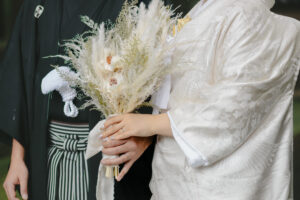 富山県射水市にあるウエディングフォトスタジオシャトンで行った新郎新婦のブーケとの部分ショット