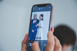 富山県射水市にあるウエディングフォトスタジオシャトンで行った新郎新婦をスマホで撮影強いる様子ファミリーフォトウェディング