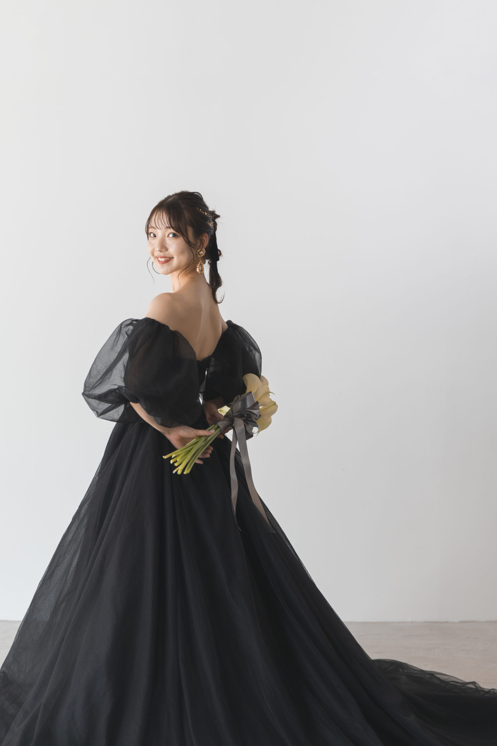 富山県射水市にあるウエディングフォトスタジオシャトンで行った花嫁がブラックドレスを着ているフォトウェディング