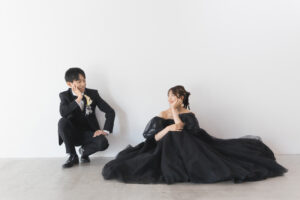富山県射水市にあるウエディングフォトスタジオシャトンで行った花嫁がブラックドレスを着ているフォトウェディング
