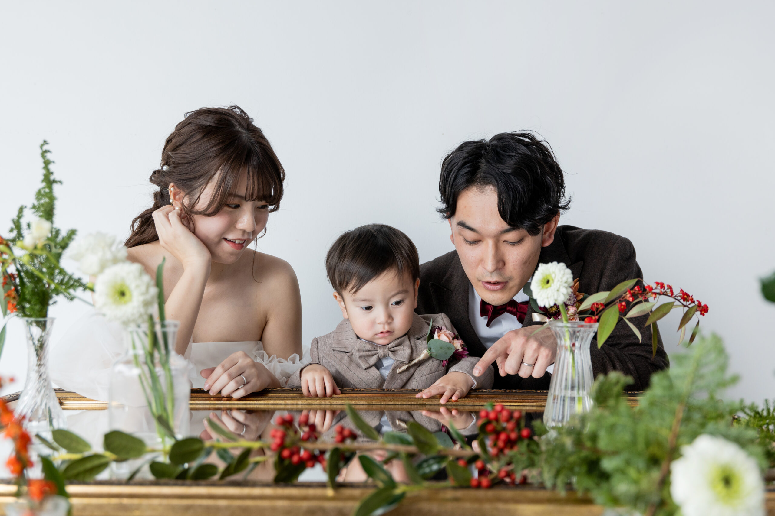 富山県射水市にあるウエディングフォトスタジオシャトンで行った新郎新婦が家族で撮影しているフォトウェディング
