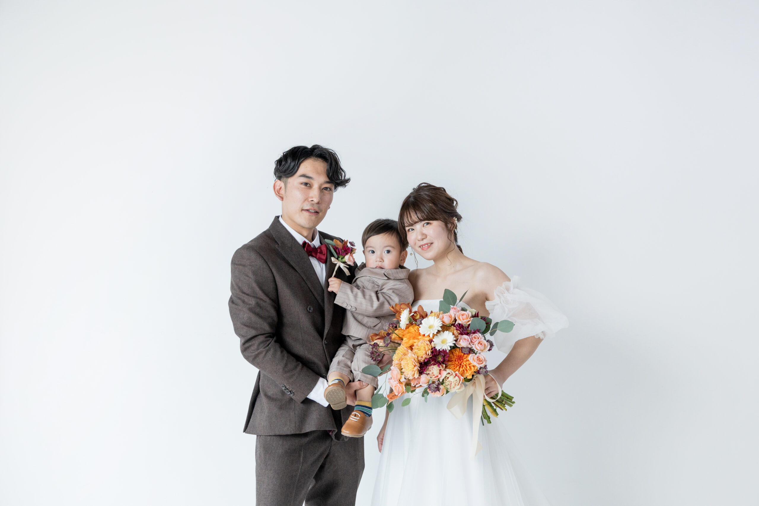 富山県射水市にあるウエディングフォトスタジオシャトンで行った新郎新婦が家族で撮影しているフォトウェディング