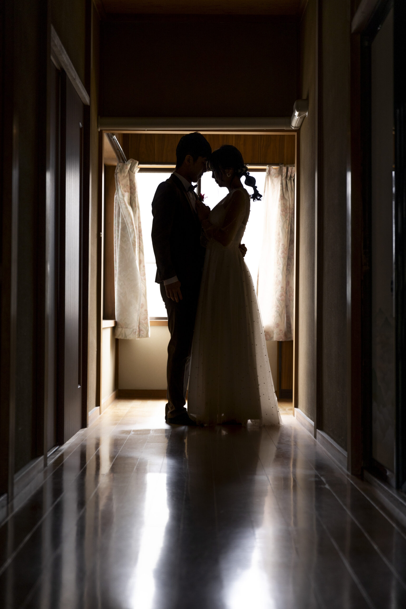 富山県射水市にあるウエディングフォトスタジオシャトンで行った新郎新婦がおばあちゃんちで撮影しているフォトウェディング