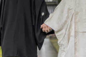富山県射水市にあるウエディングフォトスタジオシャトンで行った新郎新婦の和装ロケーションフォトウェディングで手を繋いでいる手元が映ったフォトウェディング