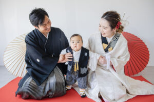 富山県射水市にあるウエディングフォトスタジオシャトンで行った新郎新婦と子供で撮影したファミリーフォトウェディング