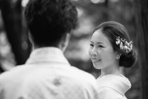 富山県射水市にあるウエディングフォトスタジオシャトンで行った新婦が白無垢を着て外を眺めているフォトウェディング