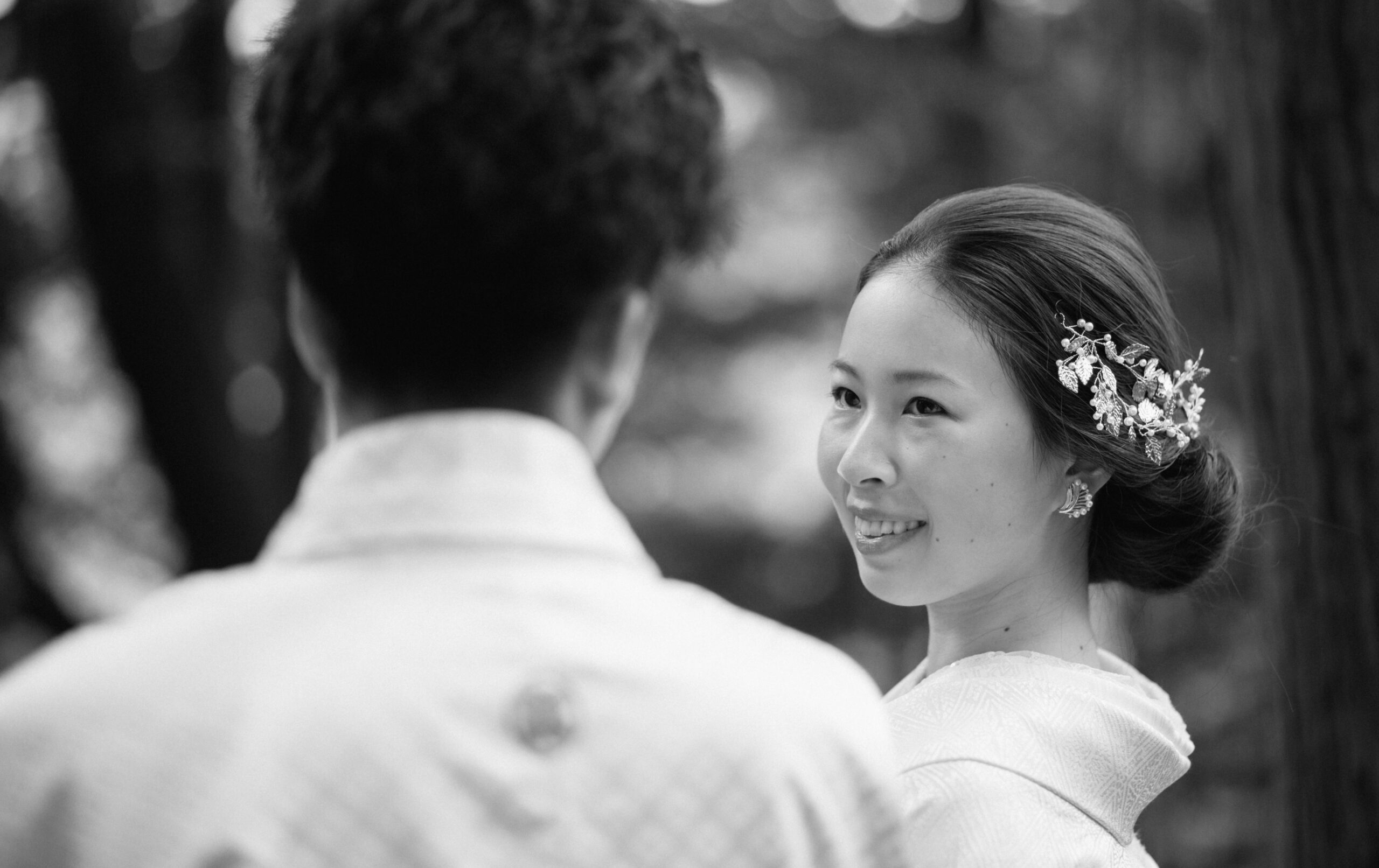 富山県射水市にあるウエディングフォトスタジオシャトンで行った新婦が白無垢を着て外を眺めているフォトウェディング