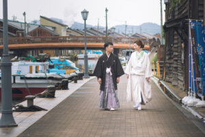 富山県射水市にあるウエディングフォトスタジオシャトンで行った新郎新婦が内川を歩いている様子