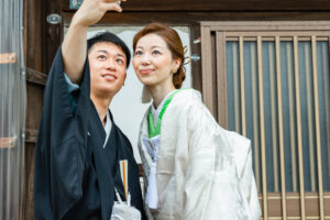富山県射水市にあるウエディングフォトスタジオシャトンで行った新婦が白無垢を着て新郎とスマートフォンで自撮りをしている様子