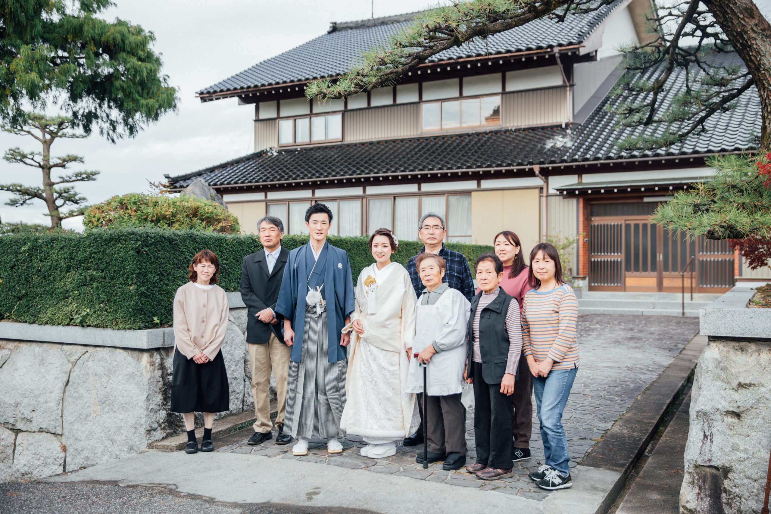 富山県射水市にあるウエディングフォトスタジオシャトンで行った新郎新婦がおばあちゃんちの前で撮影するフォトウェディング