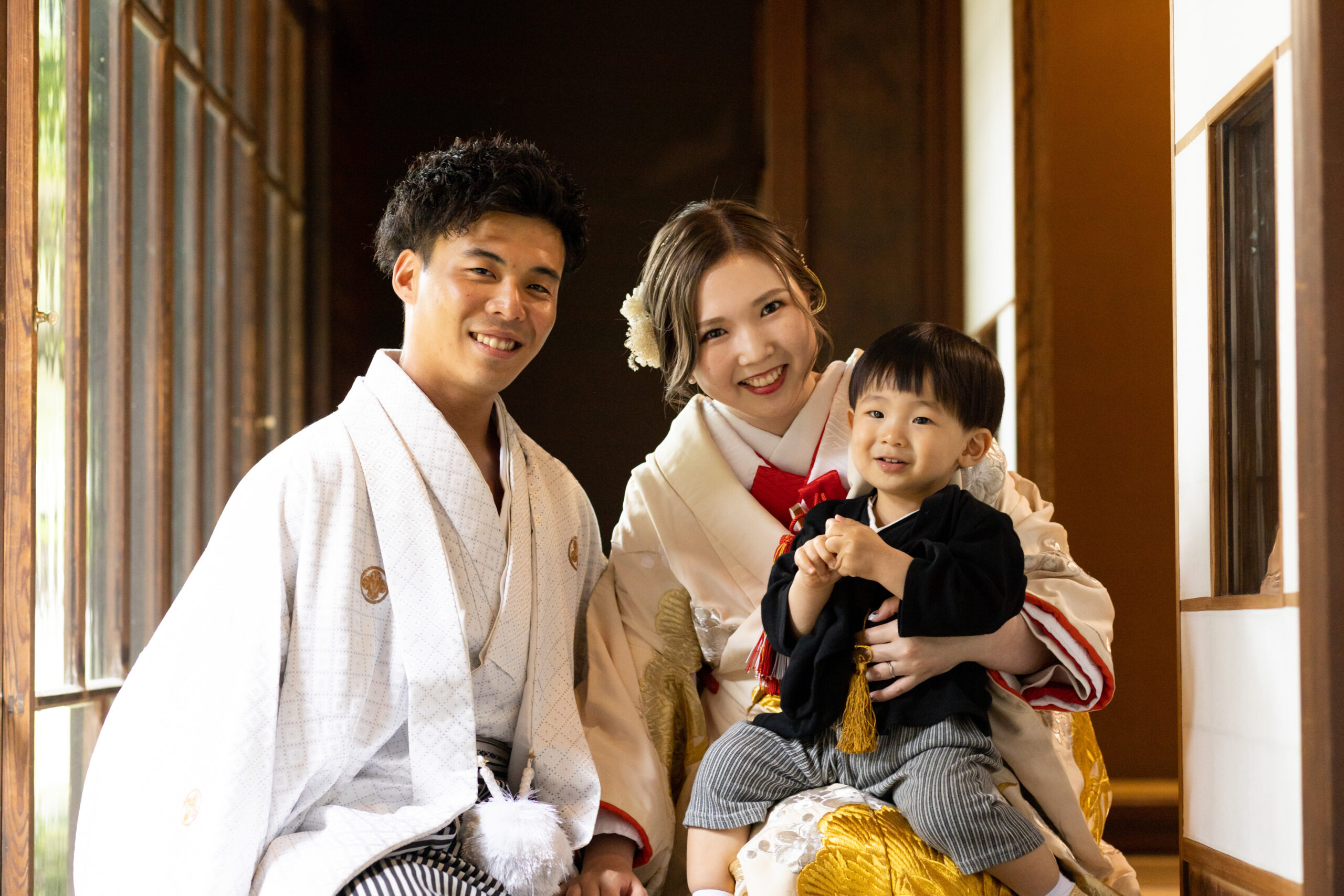 富山県射水市にあるウエディングフォトスタジオシャトンで行った新郎新婦と子供との和装ファミリーフォトウェディング