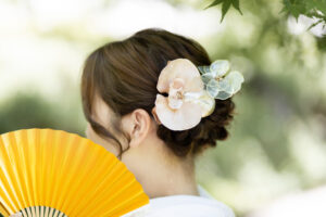 富山県射水市にあるウエディングフォトスタジオシャトンで行った花嫁の和装ロケーションフォトウェディングで扇子を持って後ろ姿の花嫁