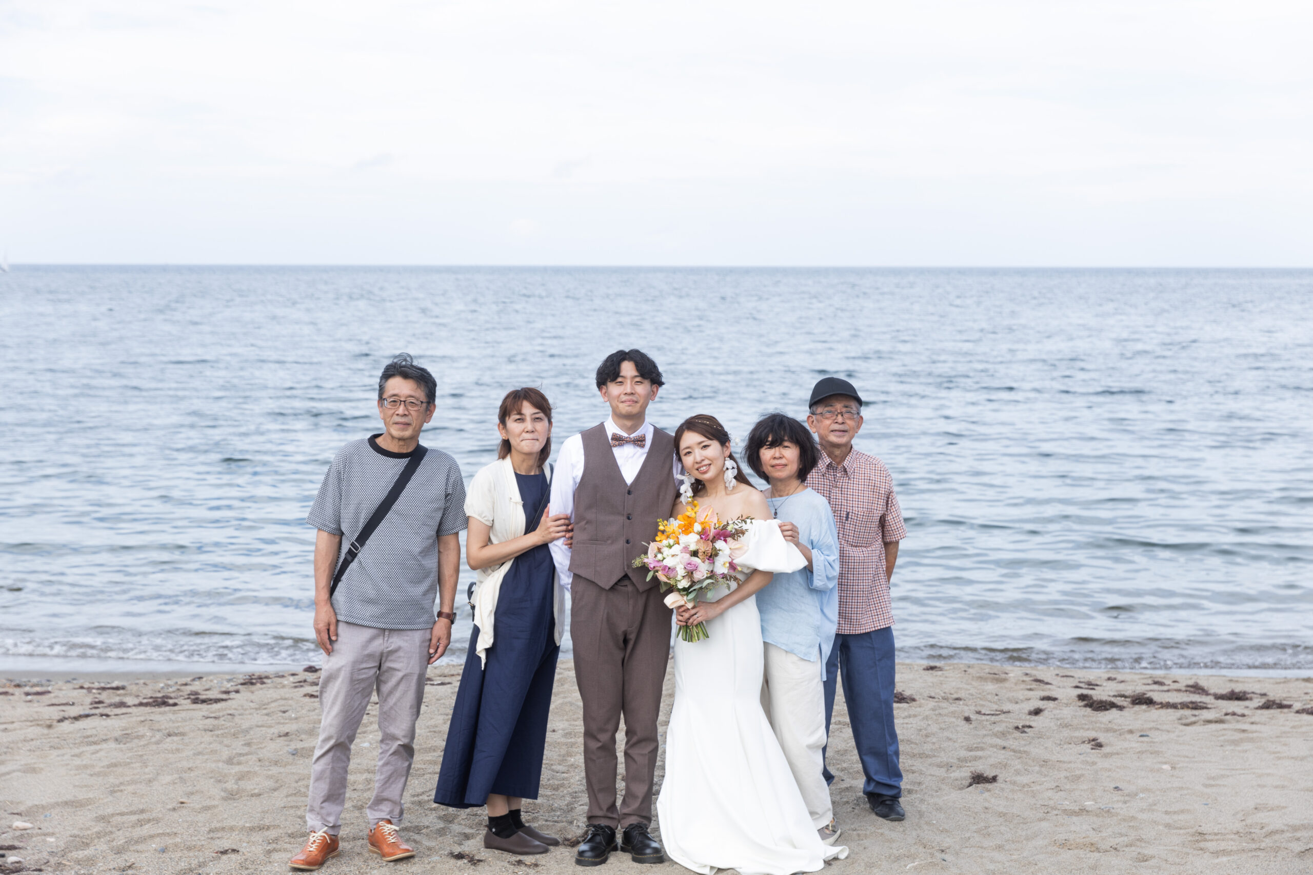 富山県射水市にあるウエディングフォトスタジオシャトンで行った海ロケーションファミリーフォトウェディング