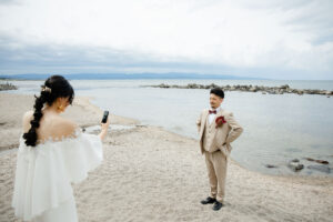 富山県射水市にあるウエディングフォトスタジオシャトンで行った新郎新婦の洋装ロケーションフォトウェディングをしている様子