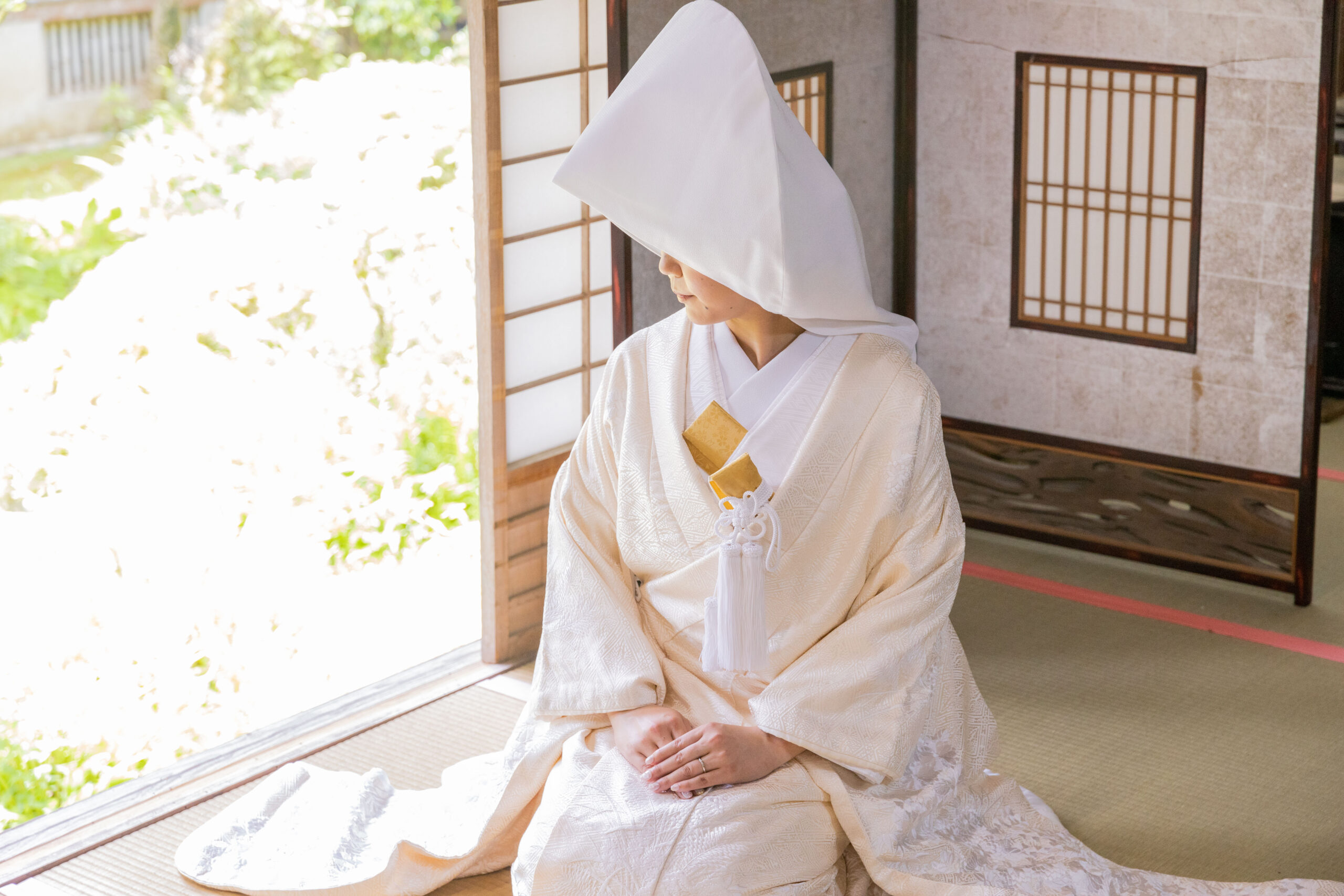 富山県射水市にあるウエディングフォトスタジオシャトンで行った白無垢で綿帽子をつけた花嫁が撮影している様子