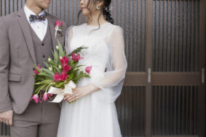 富山県射水市にあるウエディングフォトスタジオシャトンで行った新郎新婦が洋装でおばあちゃんの家で撮影したフォトウェディング