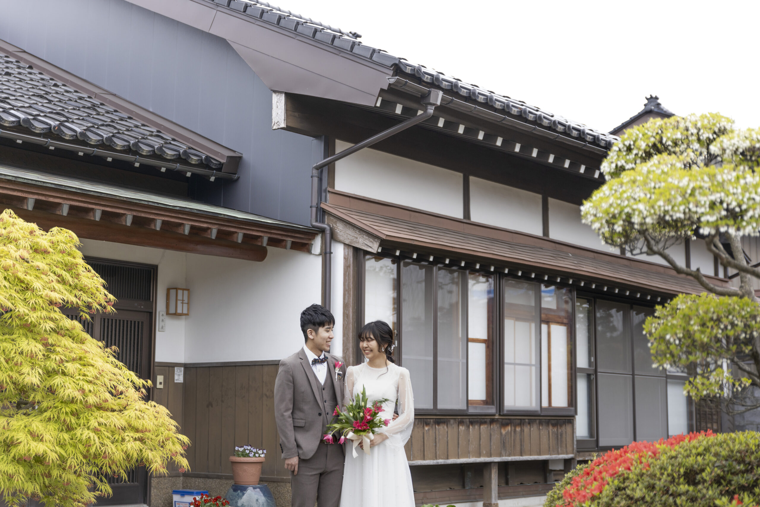 富山県射水市にあるウエディングフォトスタジオシャトンで行った新郎新婦が洋装でおばあちゃんの家で撮影したフォトウェディング