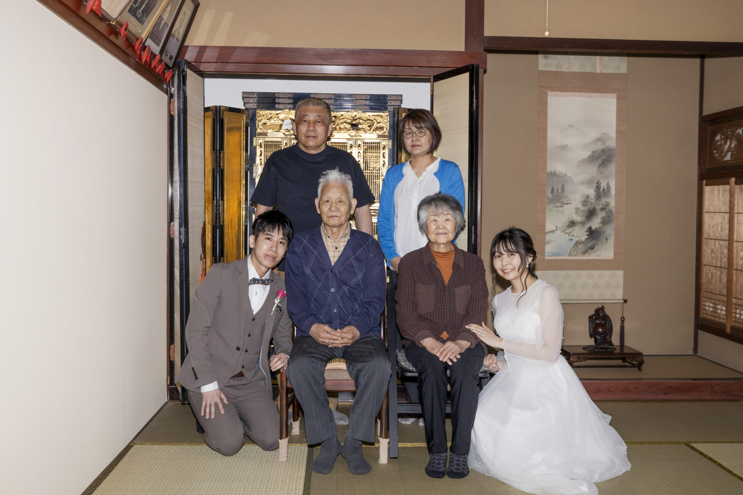 富山県射水市にあるウエディングフォトスタジオシャトンで行った新郎新婦が洋装でおばあちゃんの家で撮影したフォトウェディング