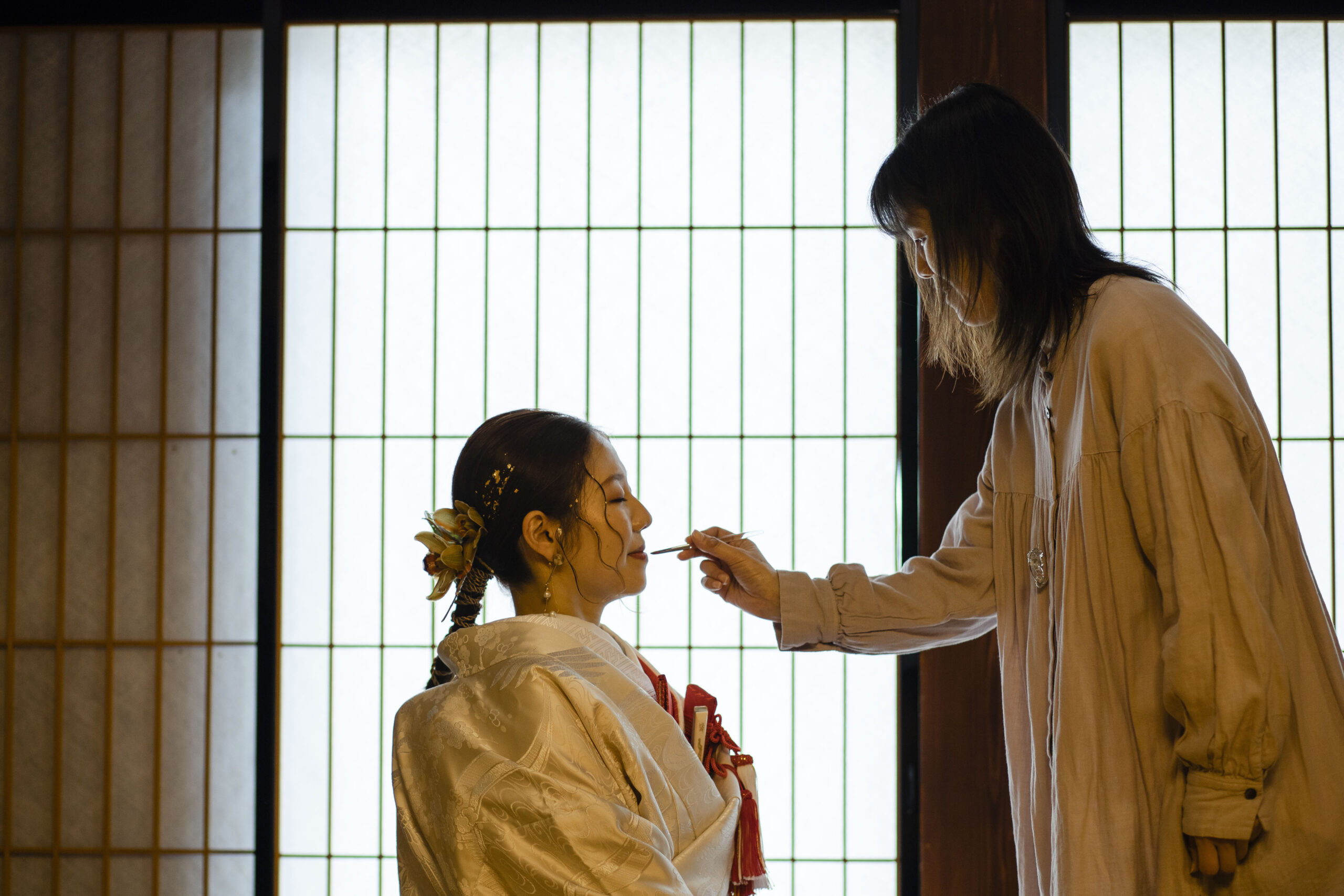 富山県射水市にあるウエディングフォトスタジオシャトンで行った花嫁がリップシーンをしているフォトウェディング