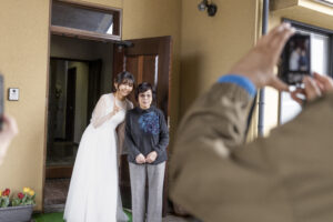 富山県射水市にあるウエディングフォトスタジオシャトンで行った新郎新婦が洋装でおばあちゃんの家で撮影したフォトウェディング