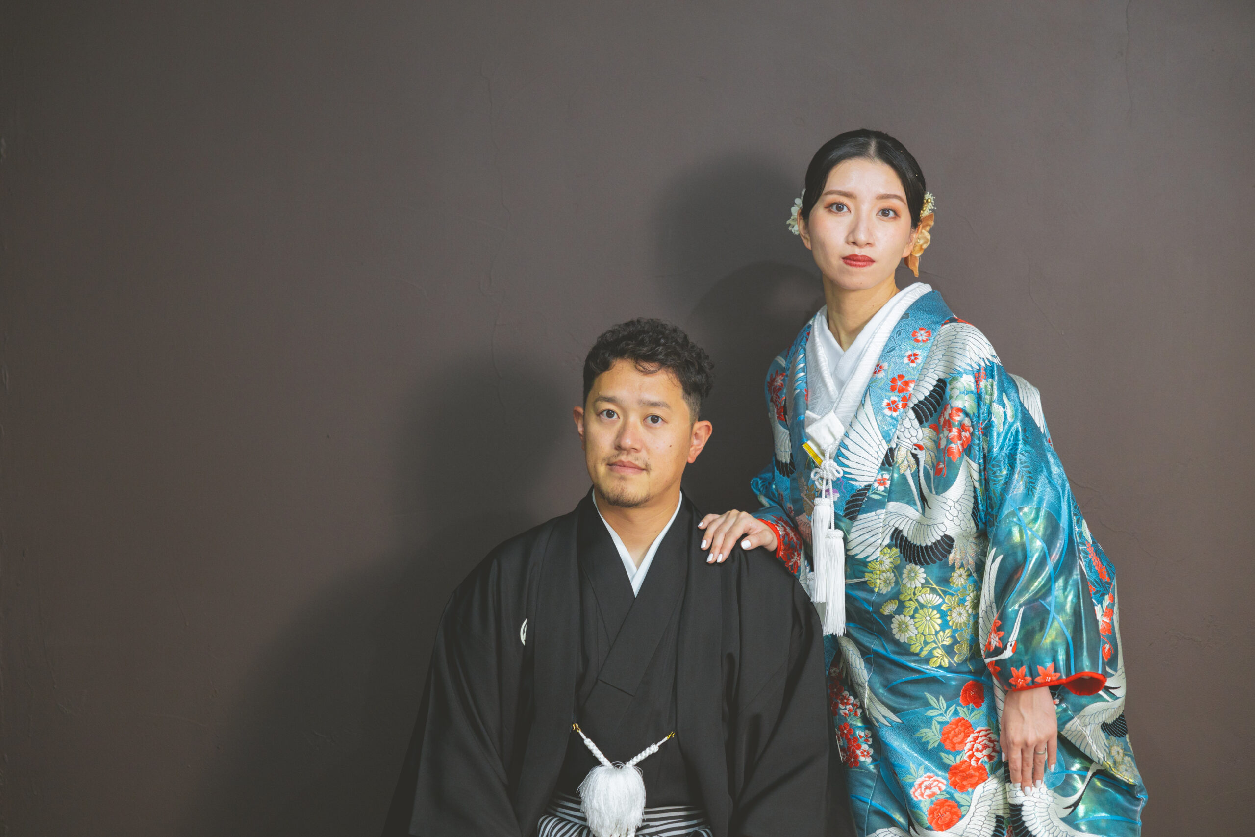 富山県射水市にあるウエディングフォトスタジオシャトンで行った新郎新婦が和装スタジオフォトウェディングをしている様子