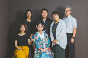 富山県射水市にあるウエディングフォトスタジオシャトンで行った新郎新婦と家族で撮影したファミリーフォトウェディング