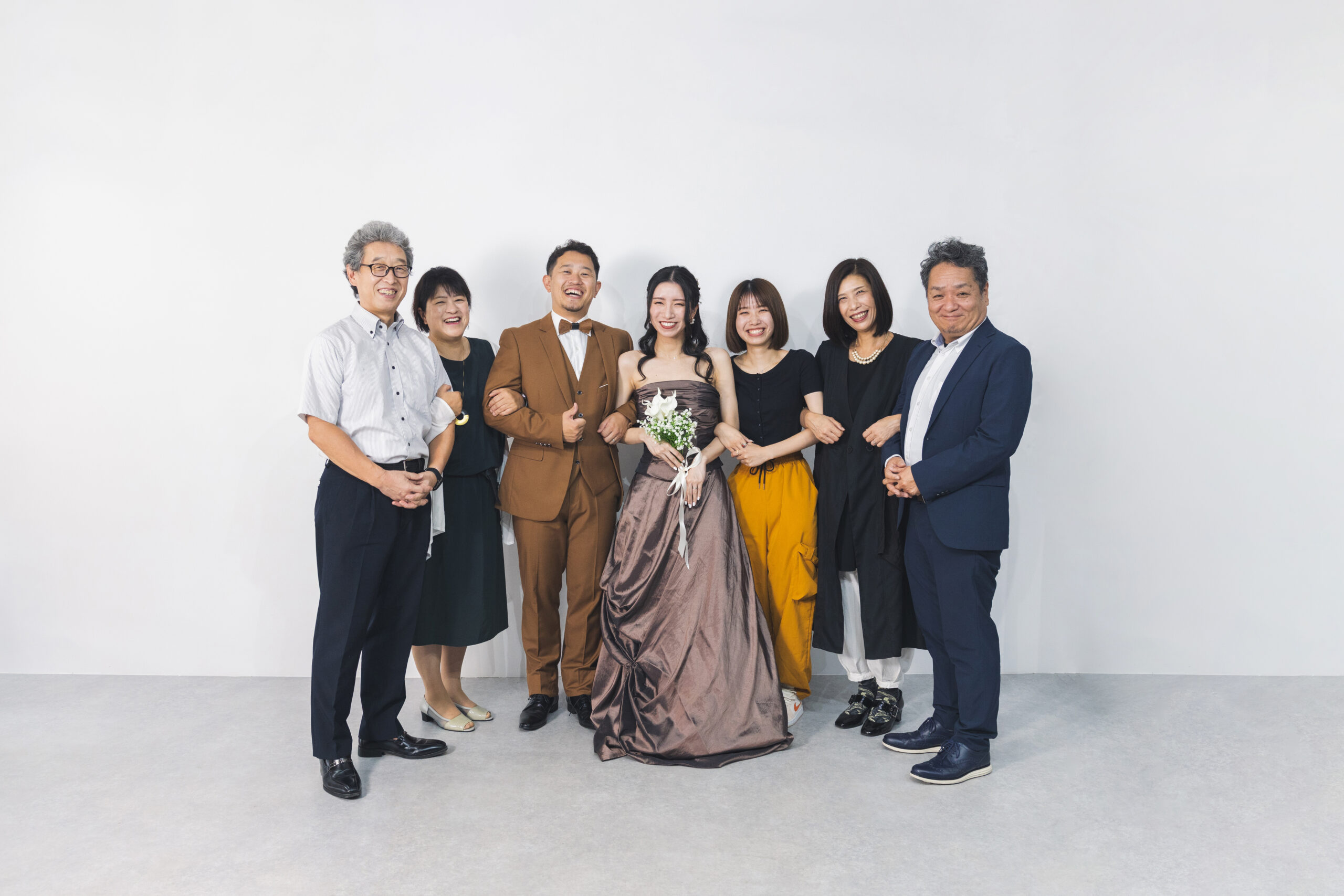 富山県射水市にあるウエディングフォトスタジオシャトンで行った新郎新婦の洋装スタジオフォトウェディングを家族で行なったフォトウェディング