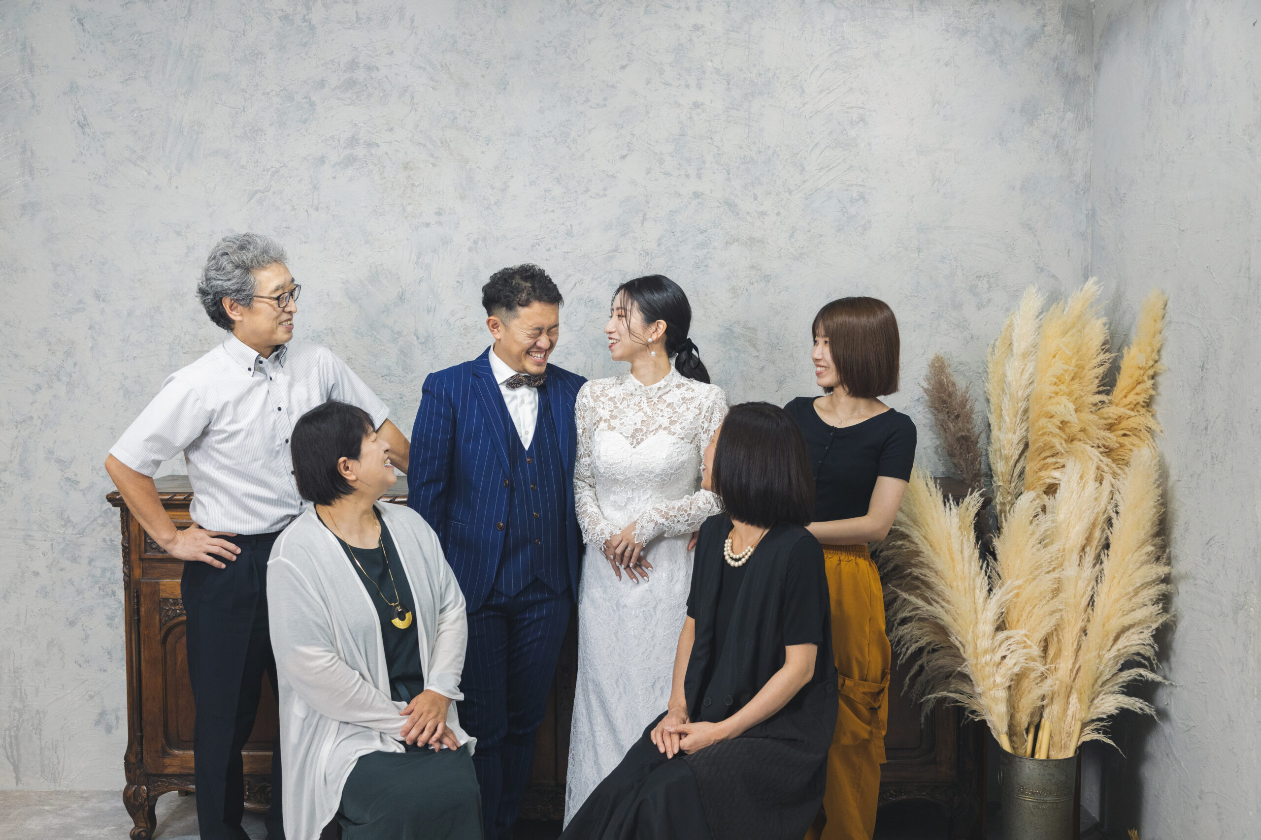 富山県射水市にあるウエディングフォトスタジオシャトンで行った新郎新婦が和装スタジオフォトウェディングを家族で行なっている様子