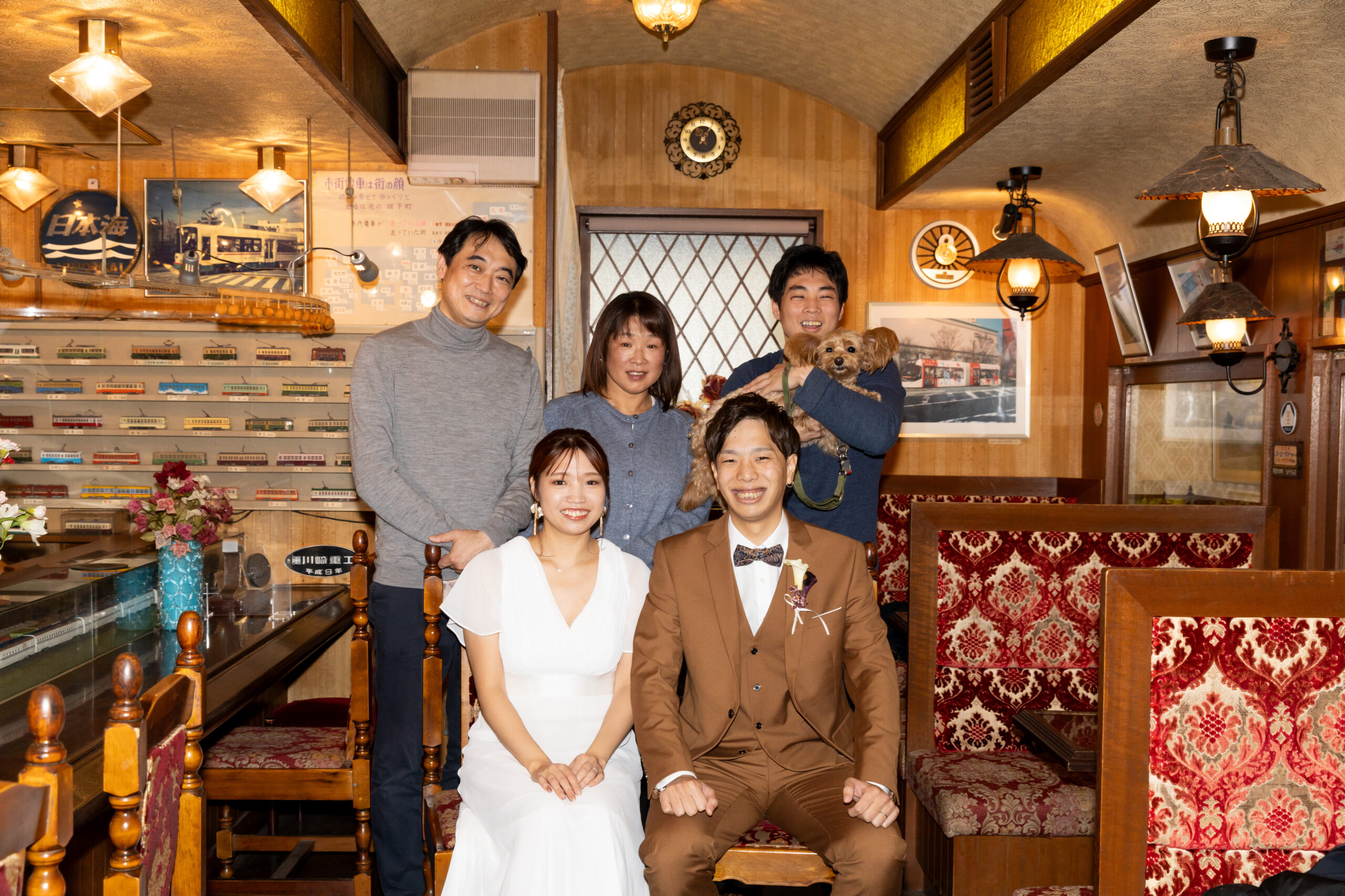 富山県射水市にあるウエディングフォトスタジオシャトンで行った実家のカフェで撮影するフォトウェディング