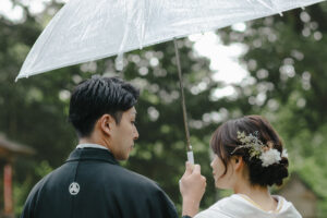 富山県射水市にあるウエディングフォトスタジオシャトンで行った傘をさして撮影する雨フォトウェディング