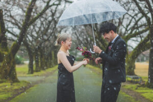 富山県射水市にあるウエディングフォトスタジオシャトンで行った傘をさして撮影する雨フォトウェディング