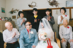 富山県射水市にあるウエディングフォトスタジオシャトンで行った新郎新婦が洋装でおばあちゃんの家で撮影したフォトウェディング