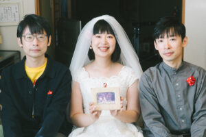 富山県射水市にあるウエディングフォトスタジオシャトンで行った新郎新婦が和装フォトウェディングで兄弟妹で撮影しているフォトウェディング